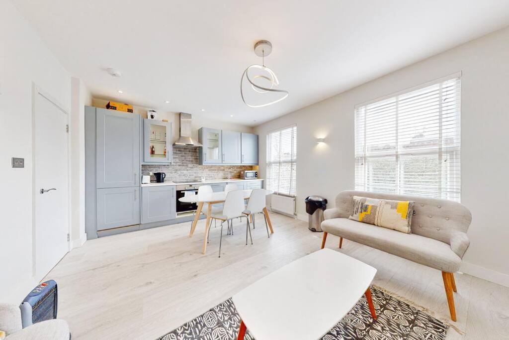 Stylish 2Bed2Bath Flat 4Min From Tube Station Βίλα Λονδίνο Εξωτερικό φωτογραφία